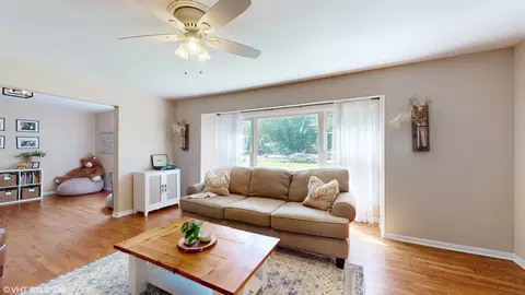 Living - 708 Hillcrest Dr, Sleepy Hollow, IL 60118 photo 5 of 6