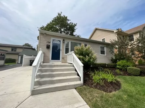 124 S Hickory Ave, Bartlett, IL 60103 photo 2