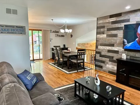 Living - 606 Kingston Blvd, Mchenry, IL 60050 photo 2 of 6