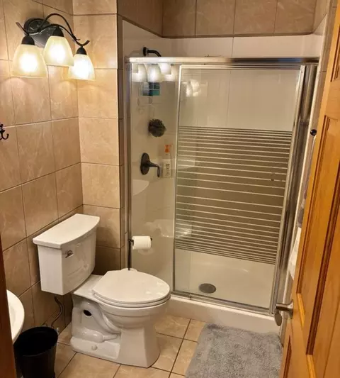 Bath - 606 Kingston Blvd, Mchenry, IL 60050 photo 7 of 8