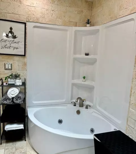 Bath - 606 Kingston Blvd, Mchenry, IL 60050 photo 4 of 8