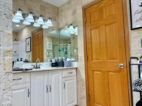 Bath - 606 Kingston Blvd, Mchenry, IL 60050 photo 5 of 8