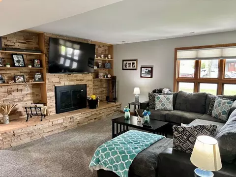 Living - 606 Kingston Blvd, Mchenry, IL 60050 photo 5 of 6