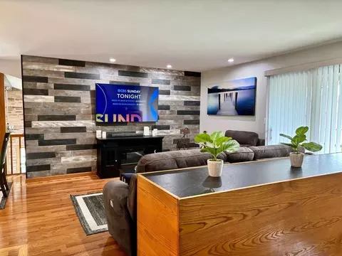 Living - 606 Kingston Blvd, Mchenry, IL 60050 photo 1 of 6