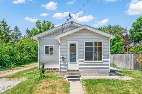210 S East St, Earlville, IL 60518