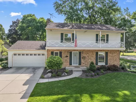 901 N Saratoga Dr, Palatine, IL 60074