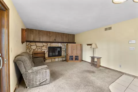 Living - 3879 Silver Fox Dr, Belvidere, IL 61008 photo 3 of 4