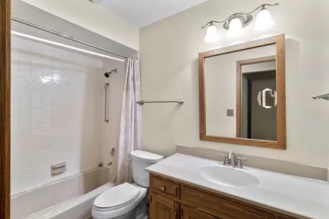 Bath - 3879 Silver Fox Dr, Belvidere, IL 61008 photo 2 of 2