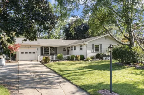 512 Apache Ln, Carol Stream, IL 60188