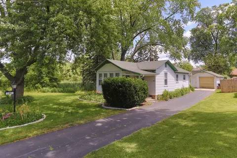 181 2nd St, Elgin, IL 60123