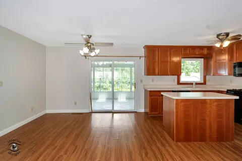 Living - 4683 W Doris Dr, Kankakee, IL 60901 photo 3 of 6