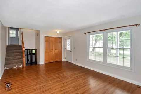 Living - 4683 W Doris Dr, Kankakee, IL 60901 photo 5 of 6