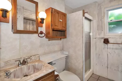 Bath - 4683 W Doris Dr, Kankakee, IL 60901 photo 1 of 2