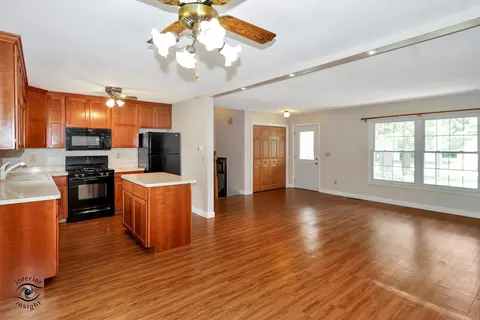 Living - 4683 W Doris Dr, Kankakee, IL 60901 photo 2 of 6