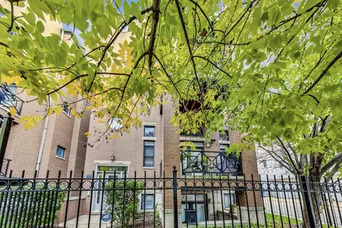 657 N Peoria St #3, Chicago, IL 60642