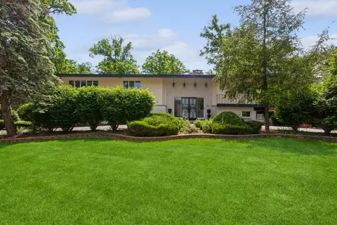 40 Cambridge Dr, Oak Brook, IL 60523