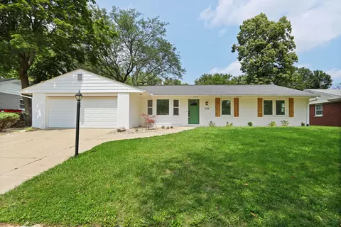 1008 Devonshire Dr, Champaign, IL 61821