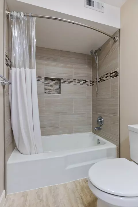 Bath - 1720 Robin Ln #A, Hoffman Estates, IL 60169 photo 2 of 4