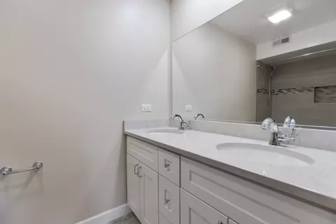 Bath - 1720 Robin Ln #A, Hoffman Estates, IL 60169 photo 1 of 4