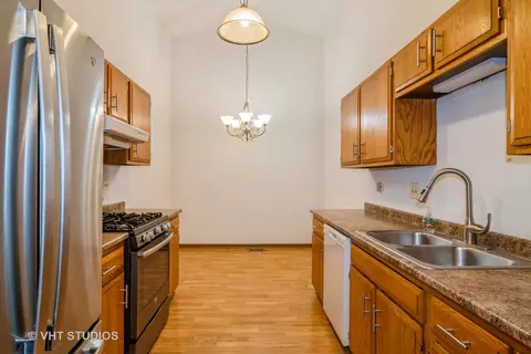 752 Alice Pl, Elgin, IL 60123 photo 3