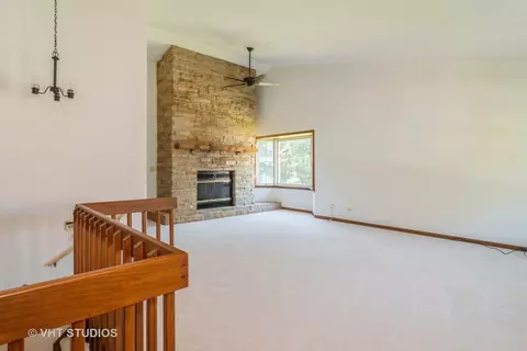 752 Alice Pl, Elgin, IL 60123 photo 2