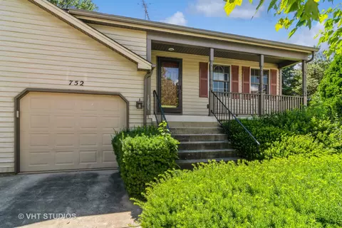 752 Alice Pl, Elgin, IL 60123