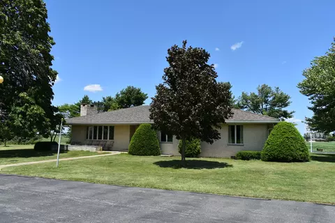 1074 State Route 251, El Paso, IL 61738