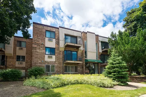 1455 N Winslowe Dr #101, Palatine, IL 60074