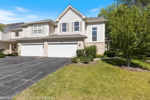 2325 Moonlight Ct, Aurora, IL 60503