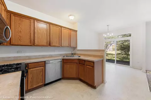 2325 Moonlight Ct, Aurora, IL 60503 photo 6