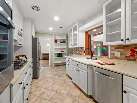 Kitchen - 502 E Indiana St, Wheaton, IL 60187 photo 2 of 7