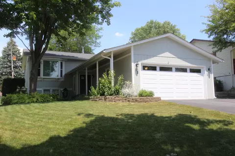 12 Sunrise Ln, Algonquin, IL 60102