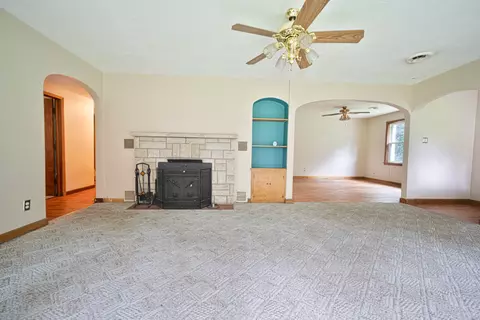 Living - 5 River Ln, Kankakee, IL 60901 photo 4 of 6