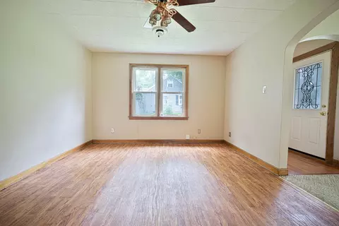 Living - 5 River Ln, Kankakee, IL 60901 photo 5 of 6