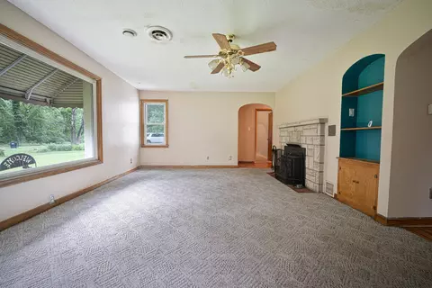 Living - 5 River Ln, Kankakee, IL 60901 photo 2 of 6