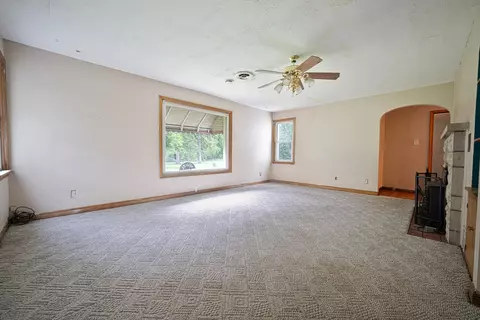 Living - 5 River Ln, Kankakee, IL 60901 photo 3 of 6