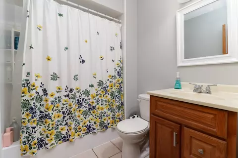 Bath - 1202 Riordan St, Normal, IL 61761 photo 2 of 3