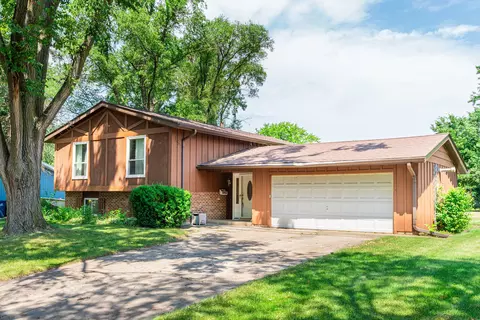 713 Wiltshire Ct, Crystal Lake, IL 60014