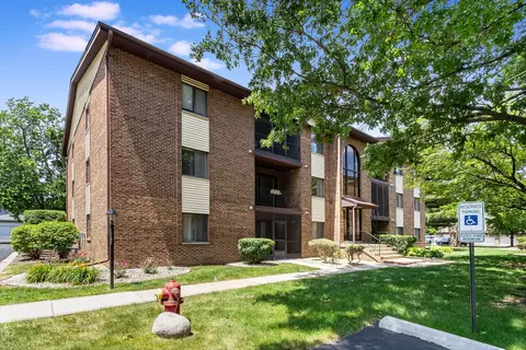 13430 W Circle Dr #205, Crestwood, IL 60445