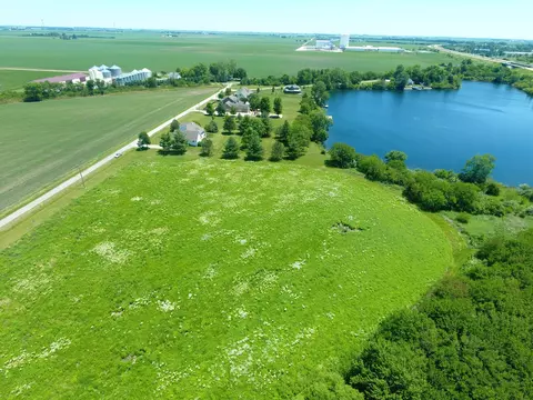 52 Moss Lake Dr, Farmer City, IL 61842