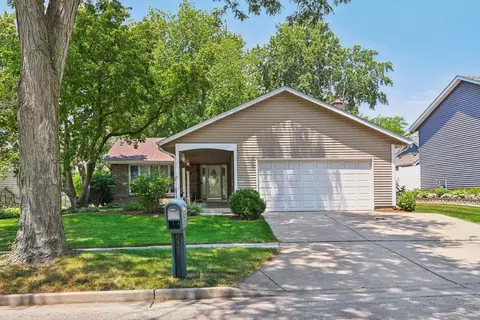 120 S Deerpath Dr, Vernon Hills, IL 60061