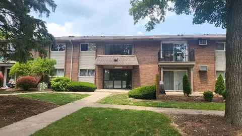 2300 Old Tavern Rd #201, Lisle, IL 60532