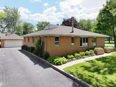 557 W Kenilworth Ave, Palatine, IL 60067