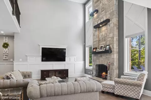 Living - 7210 Giddings Ave, Burr Ridge, IL 60527 photo 4 of 5