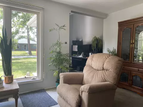 Living - 3400 Bobolink Ln, Rolling Meadows, IL 60008 photo 3 of 3