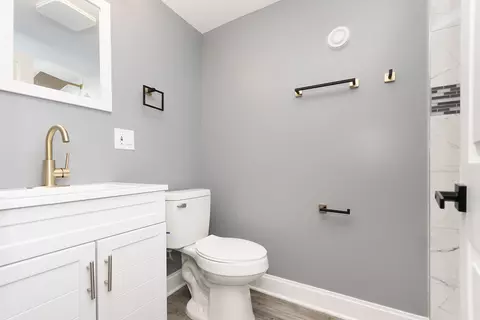 Bath - 6964 S Eberhart Ave, Chicago, IL 60637 photo 1 of 4