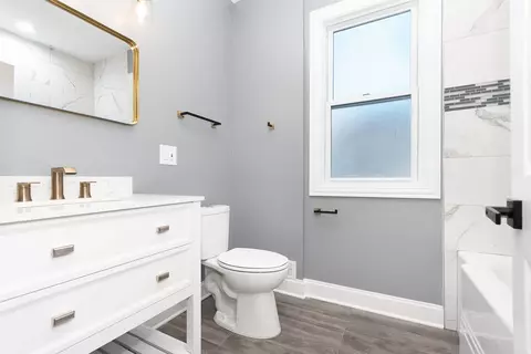 Bath - 6964 S Eberhart Ave, Chicago, IL 60637 photo 2 of 4