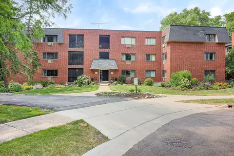 230 Duane St #2A, Glen Ellyn, IL 60137
