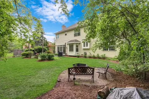 Exterior - 1156 Vineyard Dr, Gurnee, IL 60031 photo 8 of 10