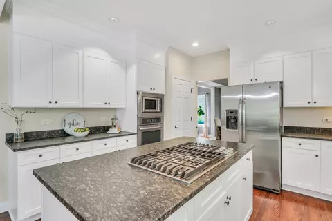 Kitchen - 1156 Vineyard Dr, Gurnee, IL 60031 photo 4 of 6
